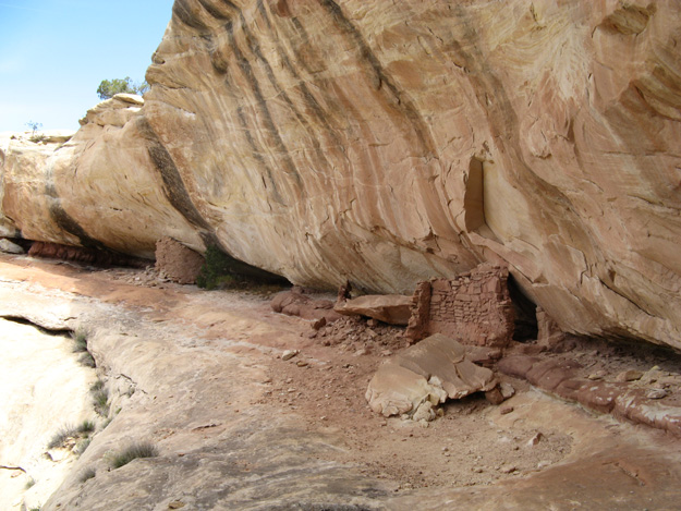 Mule Canyon Anasazi Ruins along shelf